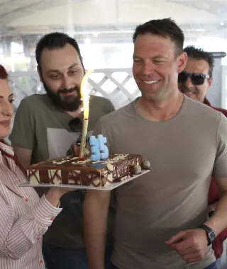 Ο Στέφανος Κασσελάκης έγινε 36 αλλά έσβησε τούρτα με λάθος κεράκια- «Συν ένα, παιδιά» (βίντεο) 