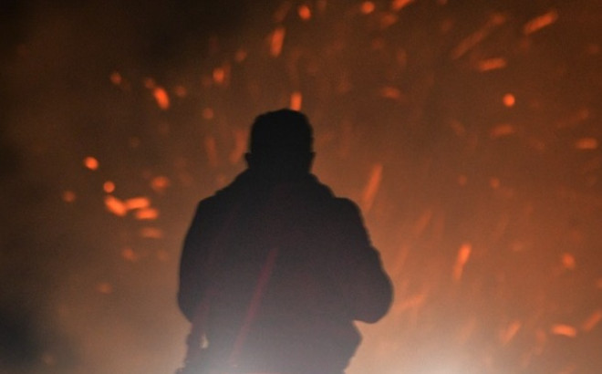 Πυρκαγιά καίει πευκοδάσος κοντά στην κορυφαία τουριστική πόλη Βινιάλες