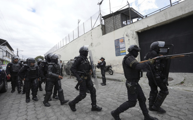 police and soldiers ecuador