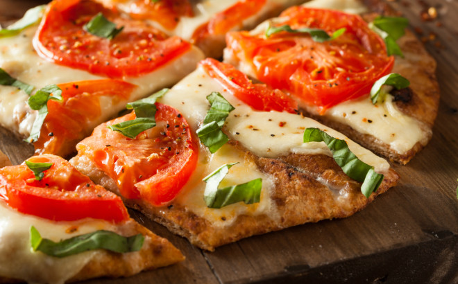 Πώς να φτιάξετε γρήγορα flatbread pizza με δύο υλικά