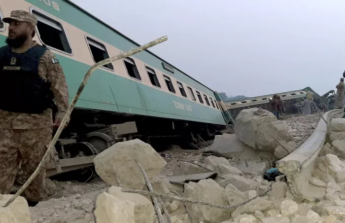 Πακιστάν: Τουλάχιστον 60 οι νεκροί από τον εκτροχιασμό και τη σύγκρουση δύο τρένων