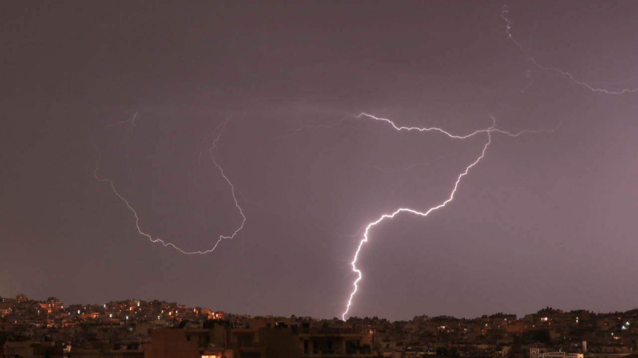 Καιρός σήμερα: Μικρή πτώση της θερμοκρασίας και καταιγίδες στα βόρεια και ορεινά