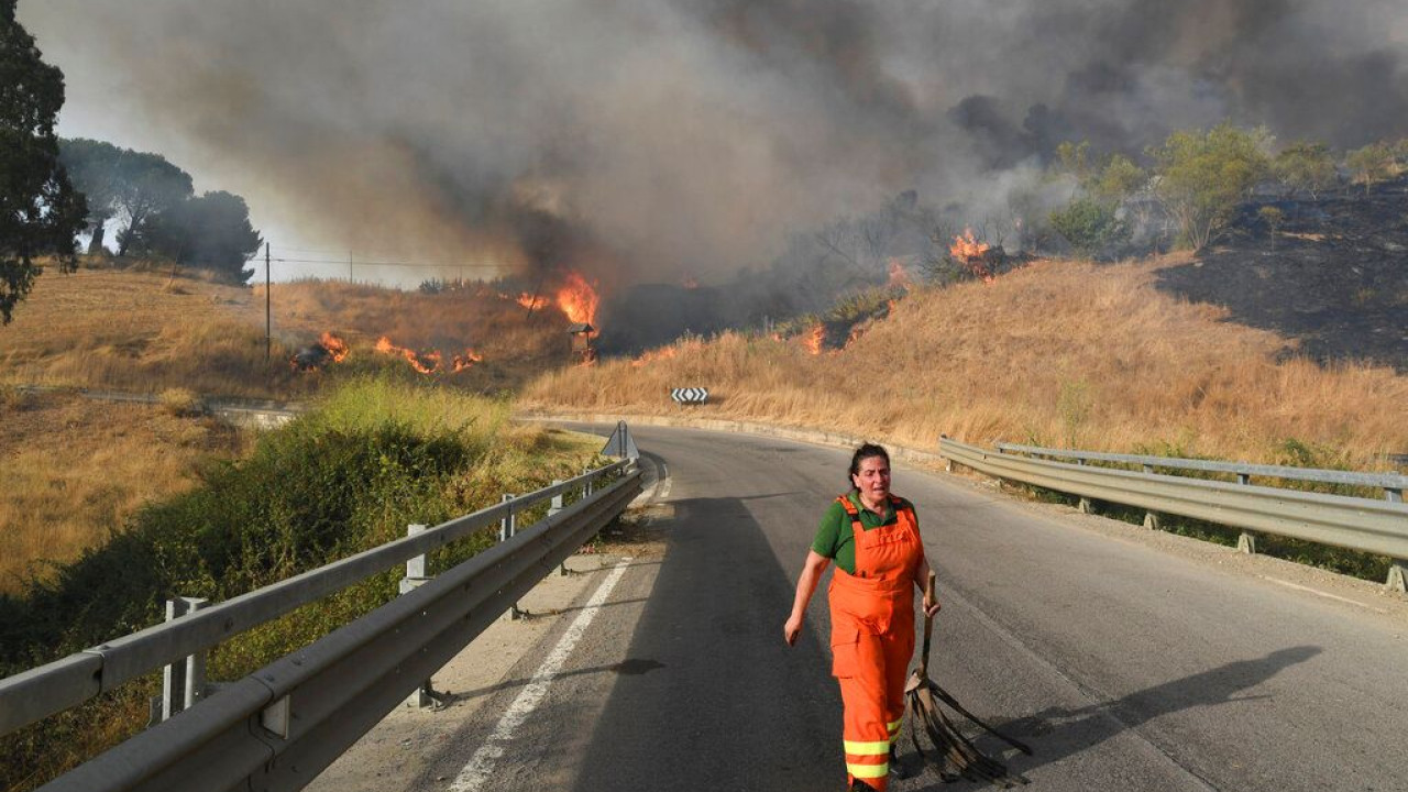 Κόλαση φωτιάς και στην Κάτω Ιταλία – Κινδυνεύουν χωριά