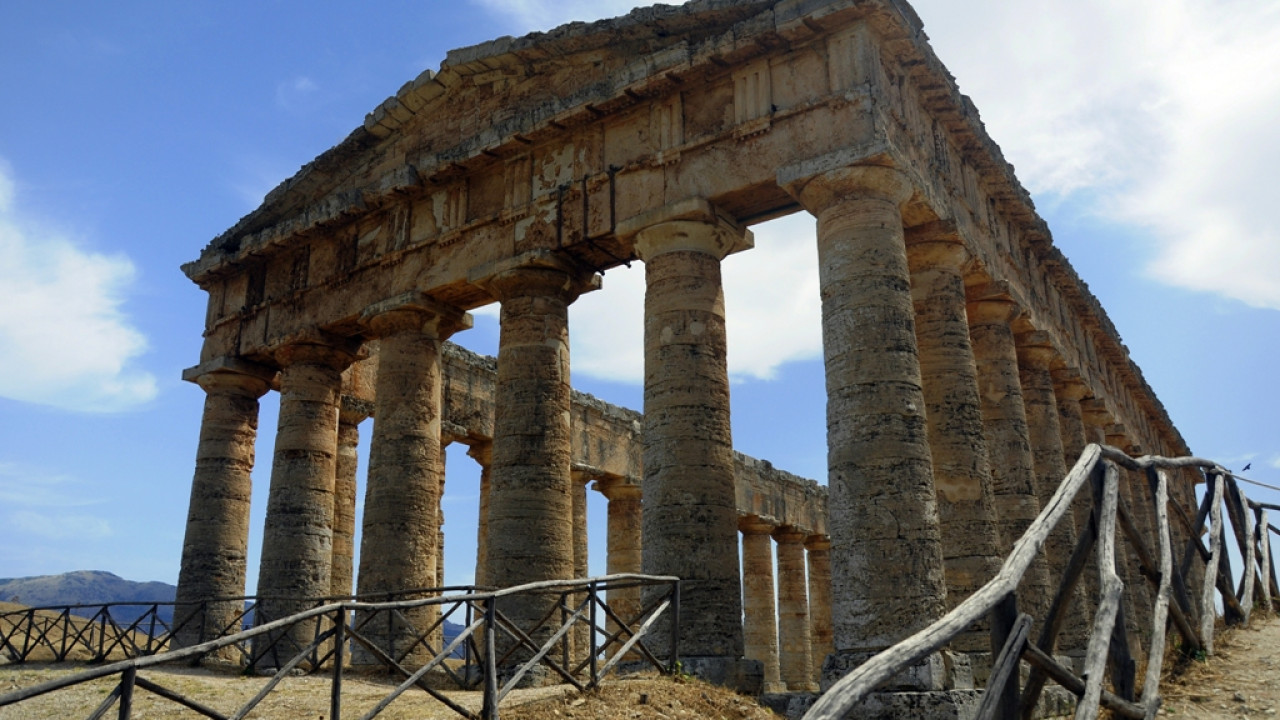 Σικελία: Βίντεο και φωτογραφίες πριν και μετά την καταστροφή από τις φωτιές γύρω από τον αρχαίο ναό της Σεγέστας