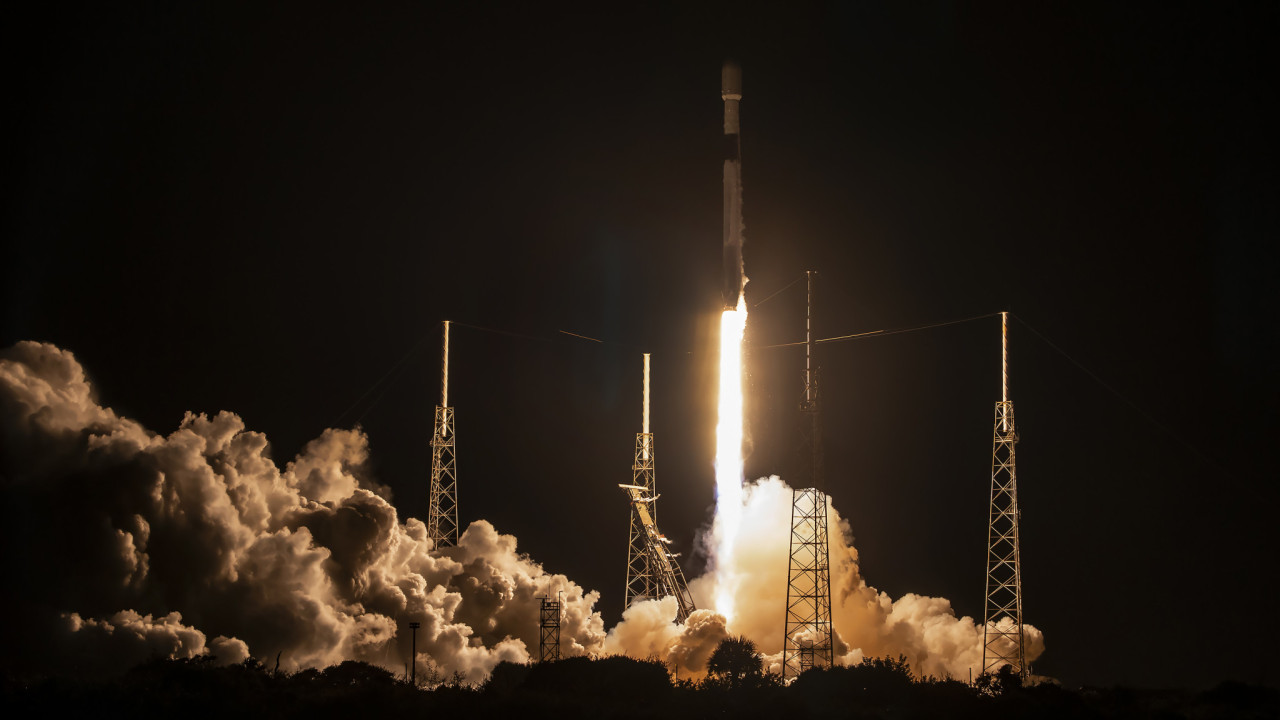 Σκηνές επιστημονικής φαντασίας: Δείτε βίντεο της μεγαλοπρεπούς απογείωσης και προσγείωσης του πυραύλου Falcon 9 του Μασκ