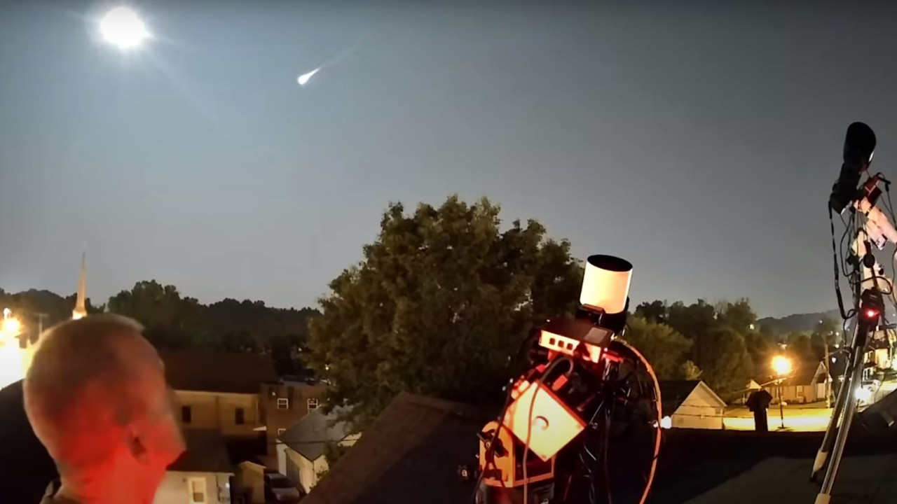 Εντυπωσιακό βίντεο: Τμήμα κομήτη μετατρέπεται σε γιγάντια μπάλα φωτιάς πάνω από τη Βιρτζίνια
