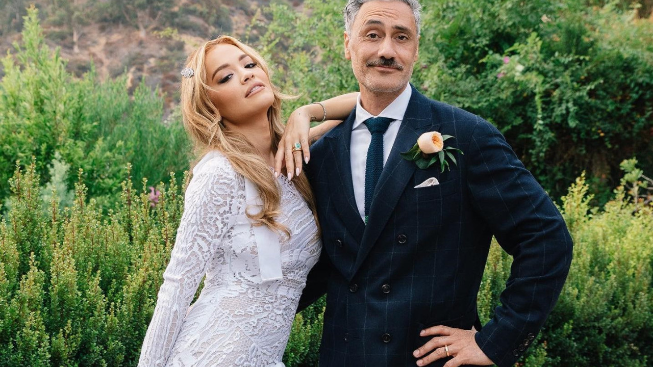 Rita Ora: Γιορτάζει την επέτειο γάμου της – Δημοσίευσε για πρώτη φορά φωτογραφίες και Video από την τελετή