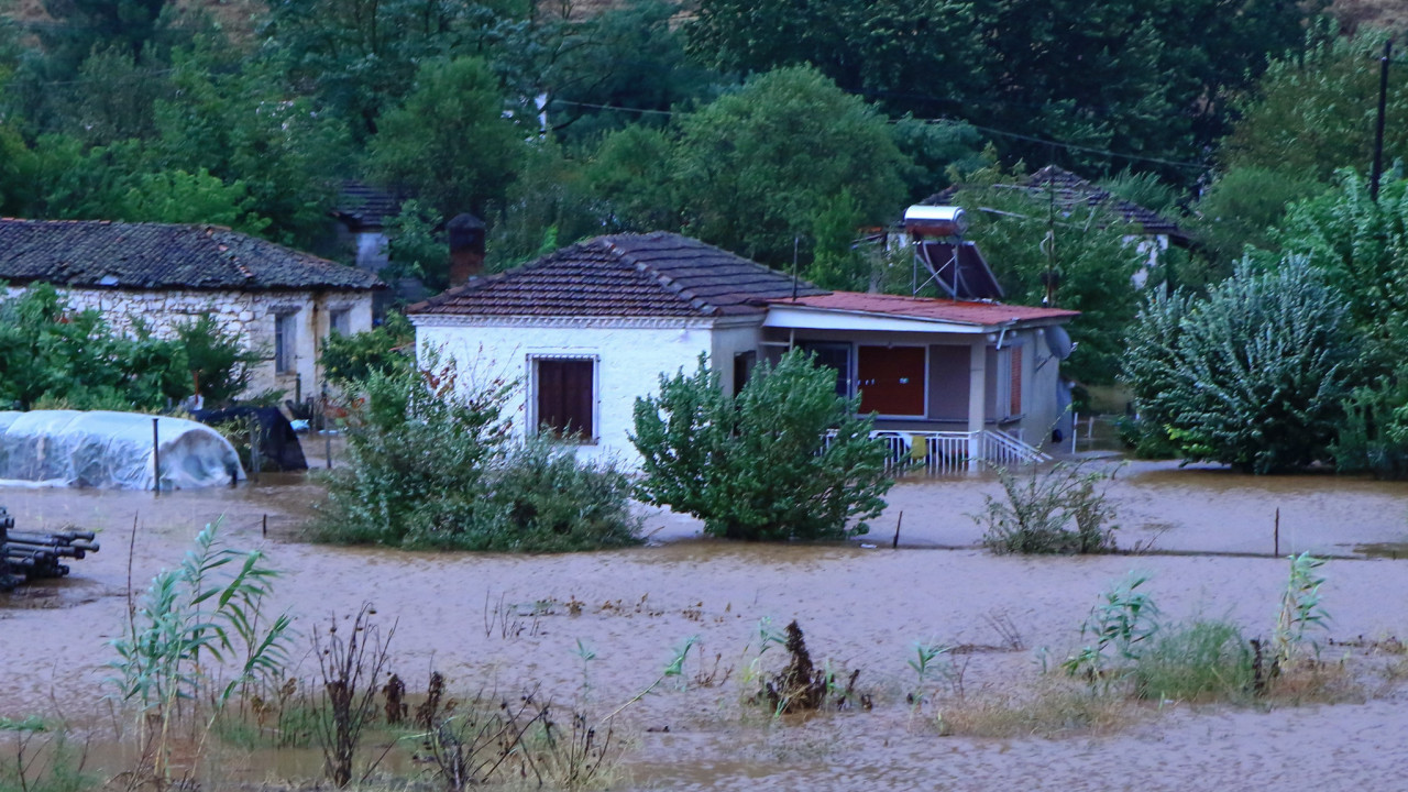 «Βούλιαξαν» τα χωριά Καρδίτσας και Τρικάλων – Σε απόγνωση οι κάτοικοι – Δραματικά βίντεο