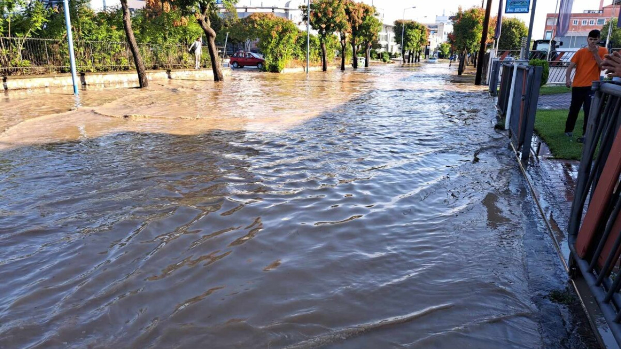 Ανησυχία για τον «φουσκωμένο» Πηνειό – Πλημμυρίζουν σπίτια και δρόμοι μέσα στην πόλη – Εκκενώνονται χωριά (Φωτογραφίες, βίντεο)