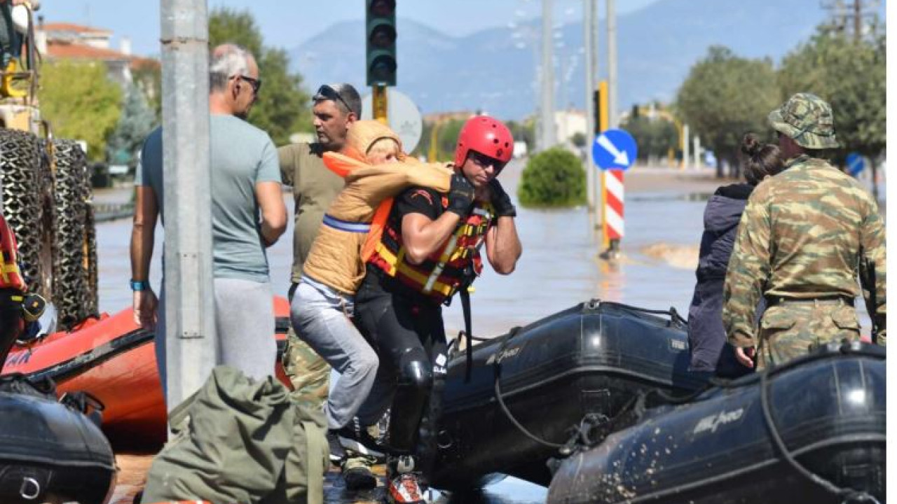 Καρέ – καρέ η μεγάλη επιχείρηση απεγκλωβισμού στις Εργατικές Κατοικίες Γιάννουλης στη Λάρισα – Δείτε φωτογραφίες