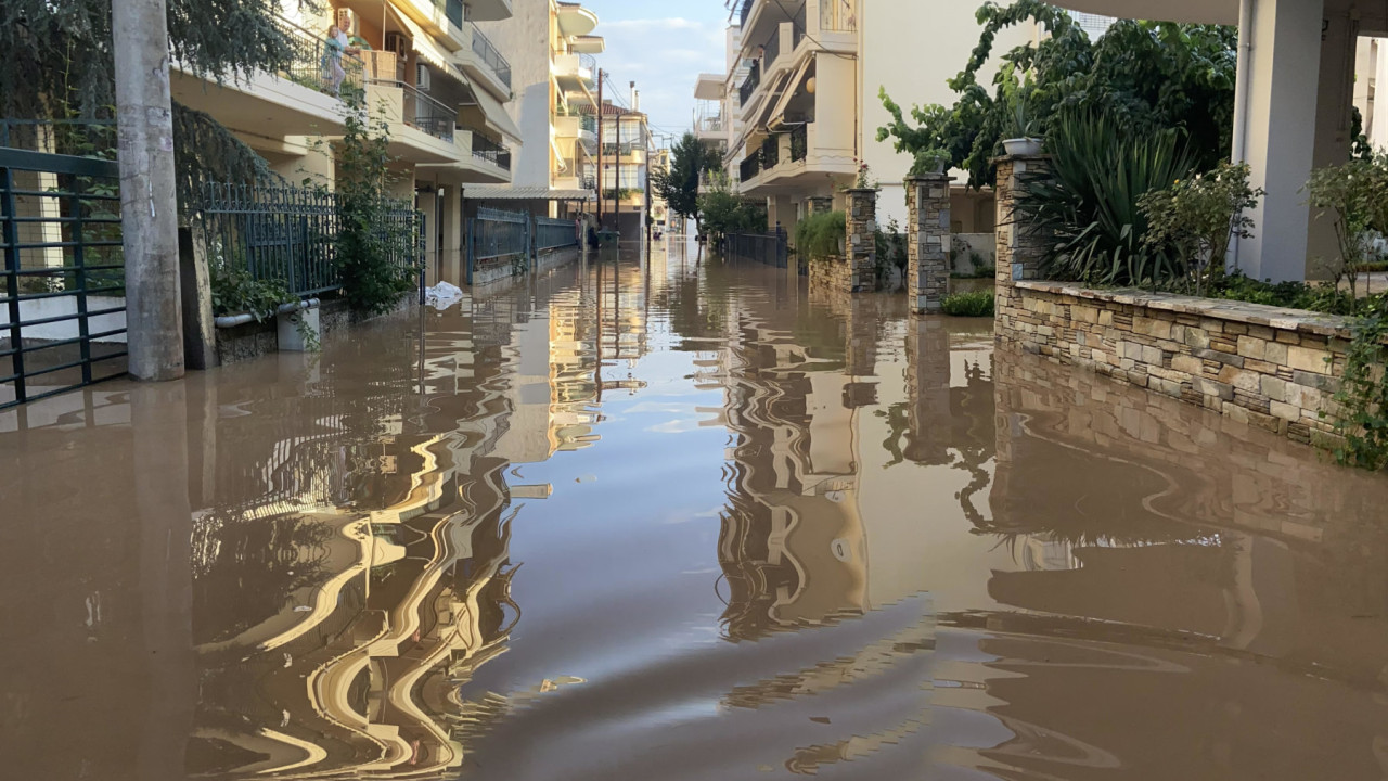 Αγωνία για τον «φουσκωμένο» Πηνειό – Πλημμυρίζουν σπίτια και δρόμοι μέσα στην πόλη της Λάρισας – Εκκενώνονται χωριά (Φωτογραφίες, βίντεο)