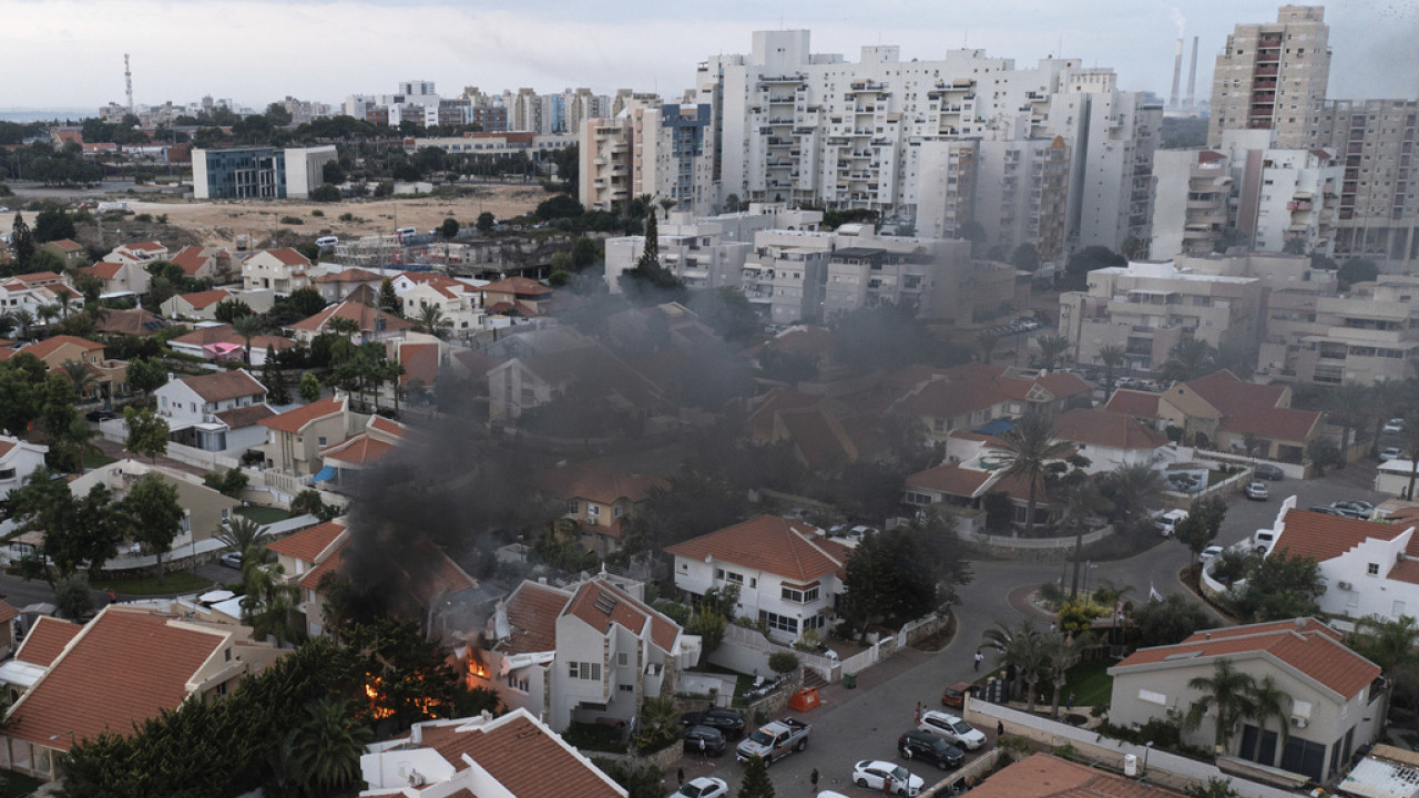 Το Ισραήλ κηρύσσει κατάσταση πολέμου μετά την αιφνιδιαστική επίθεση της Χαμάς – Εκτοξεύτηκαν 5.000 ρουκέτες – Ένοπλοι Παλαιστίνιοι μπήκαν στη χώρα  (Βίντεο, φωτογραφίες)