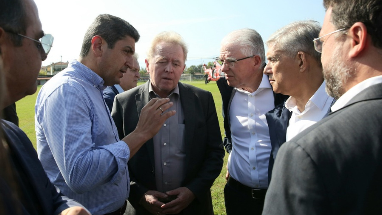 Σε πλημμυρισμένες καλλιέργειες της Καρδίτσας ο Επίτροπος Γεωργίας της ΕΕ