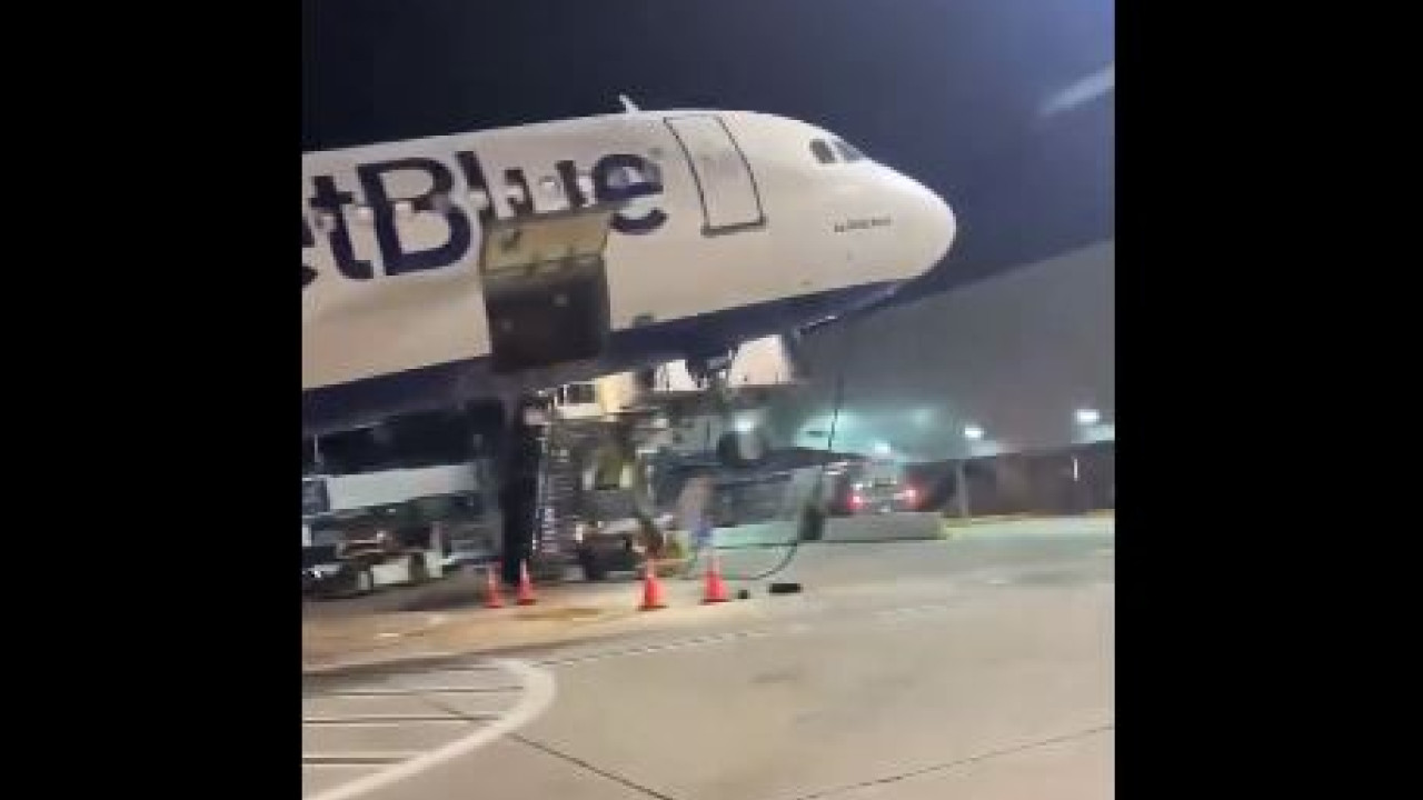 Αεροπλάνο της JetBlue έγειρε προς τα πίσω κατά την εκφόρτωσή του – Δείτε βίντεο