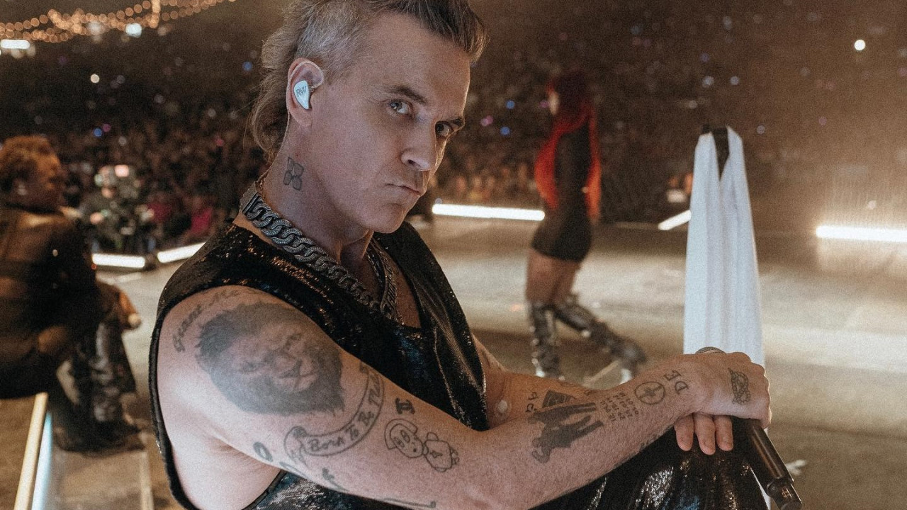 Robbie Williams: Αποχαιρέτησε με το «Angels» τη γυναίκα που έχασε τη ζωή της στη συναυλία του