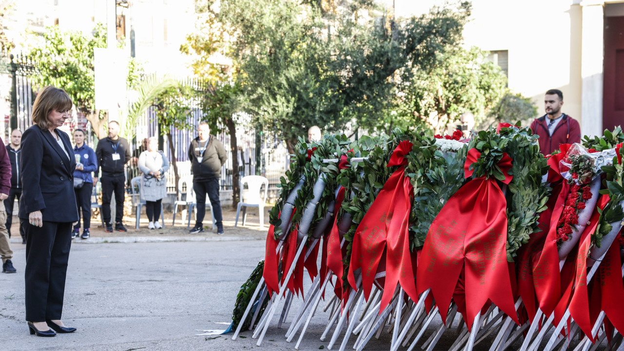 Η Κατερίνα Σακελλαροπούλου κατέθεσε στεφάνι για την 50η επέτειο του Πολυτεχνείου