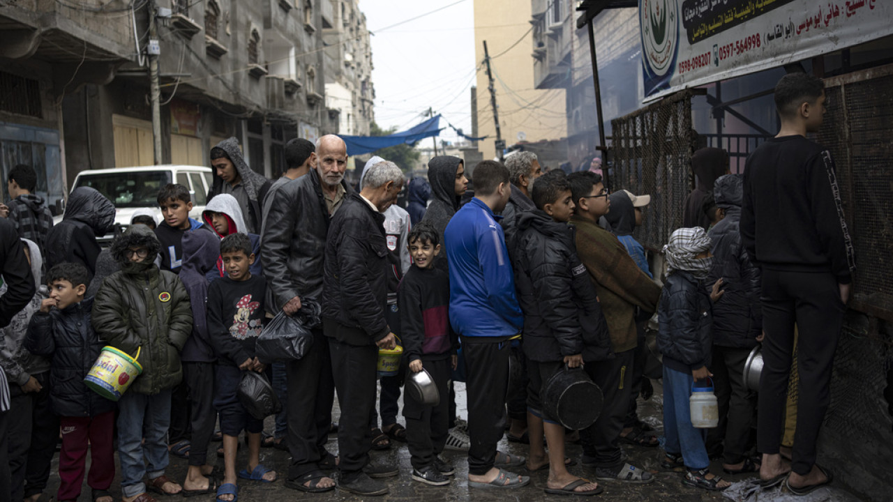 Ισραήλ: «Τραγωδία» ο θάνατος Παλαιστινίων που περίμεναν ανθρωπιστική βοήθεια – «Έπεσαν πάνω τους τα φορτηγά»