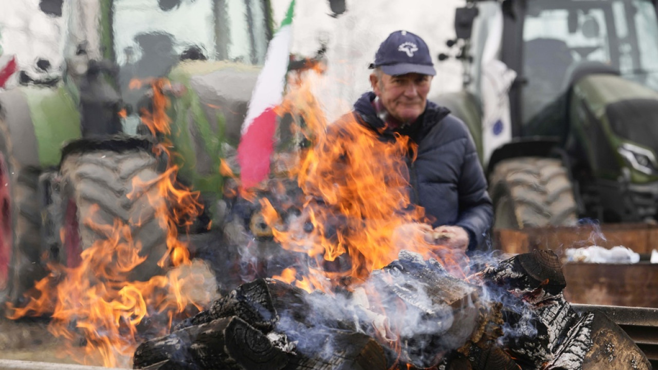 Μεγάλες συγκεντρώσεις από τους Ιταλούς αγρότες – Κατευθύνονται προς τη Ρώμη