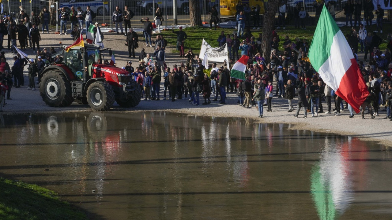 Νέα κινητοποίηση των αγροτών λίγο έξω από τη Ρώμη