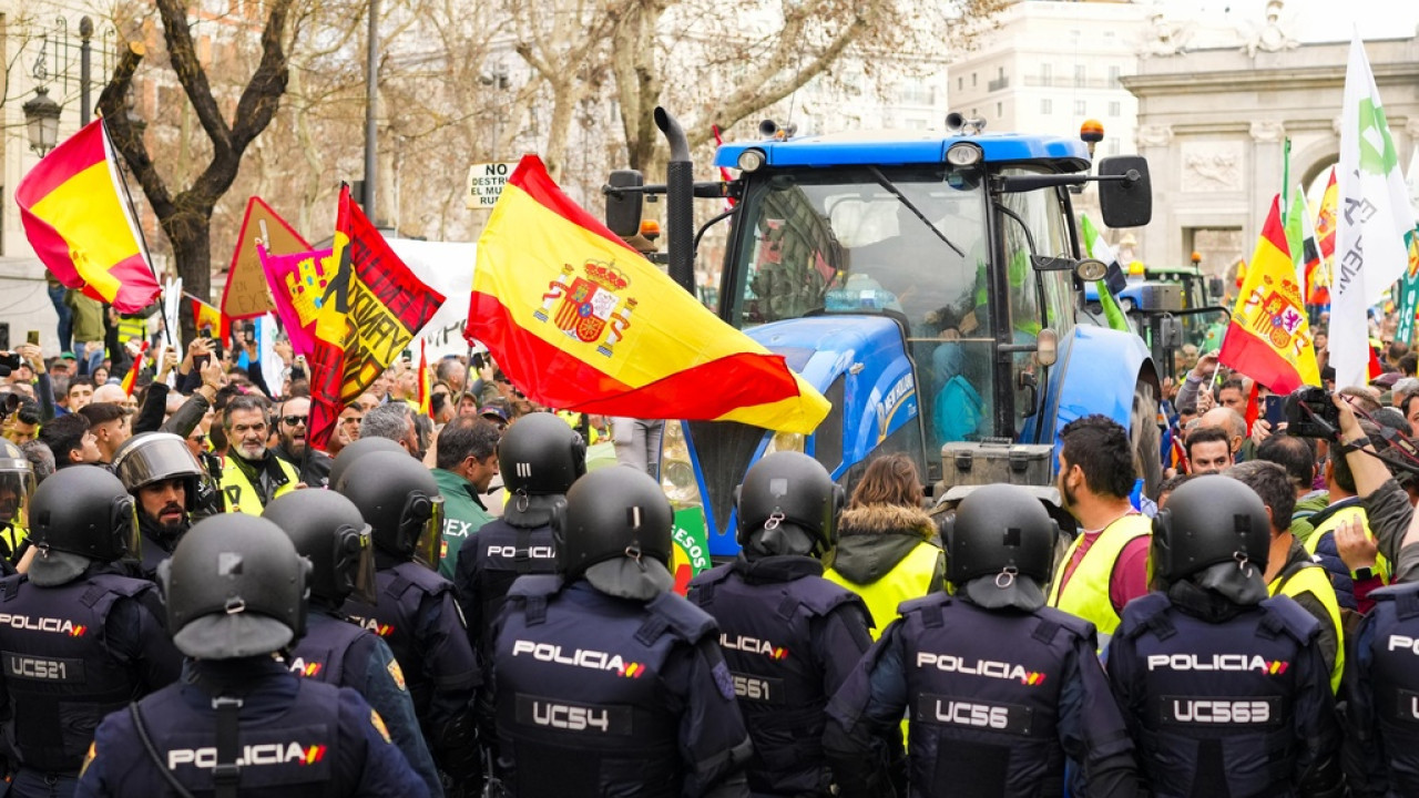 Χιλιάδες αγρότες διαδήλωσαν στη Μαδρίτη – Τεράστιες αυτοκινητοπομπές τρακτέρ μπήκαν στο κέντρο της πόλης (Βίντεο, φωτογραφίες)