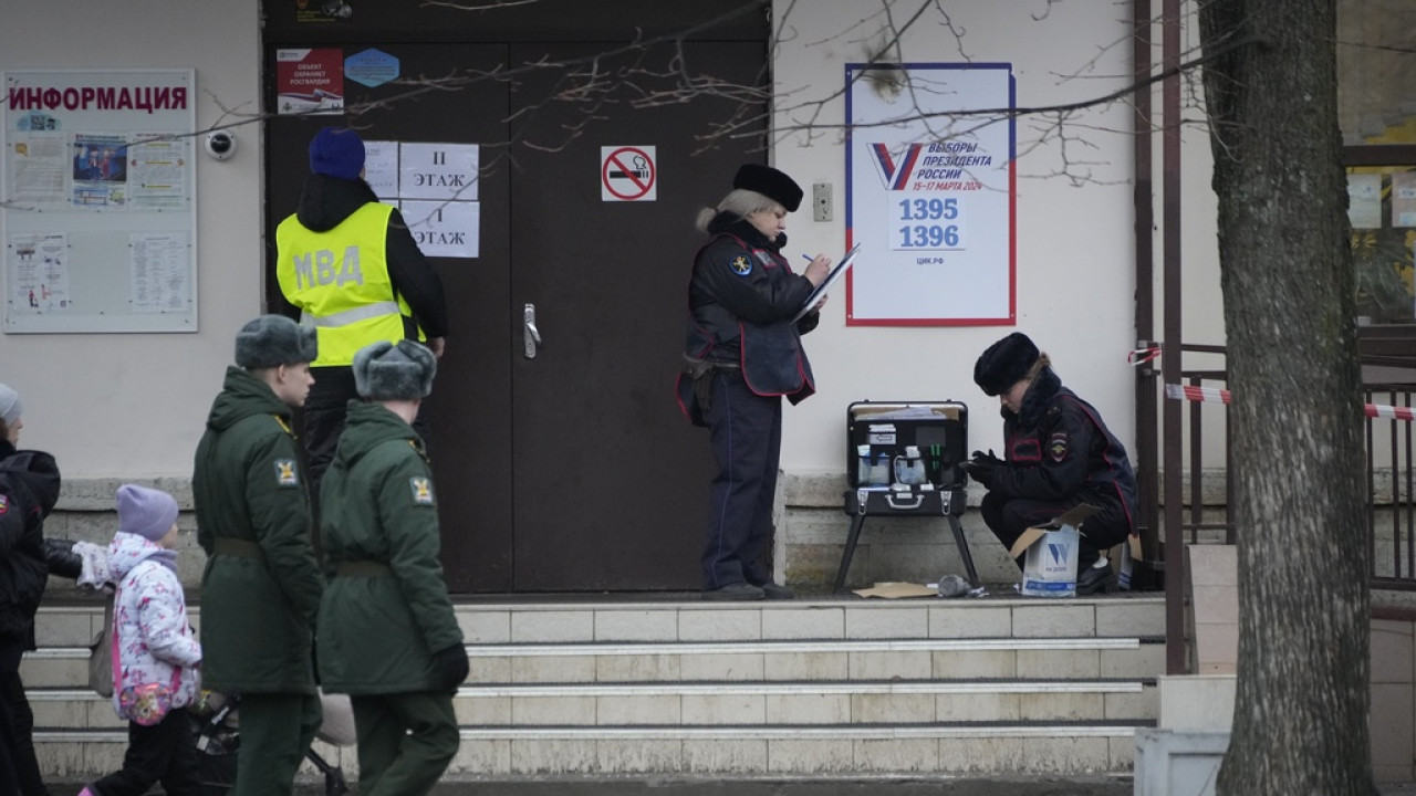 Επεισοδιακή πρεμιέρα για τις εκλογές στη Ρωσία: 13 συλλήψεις, μολότοφ, μπογιές και φωτιές στις κάλπες