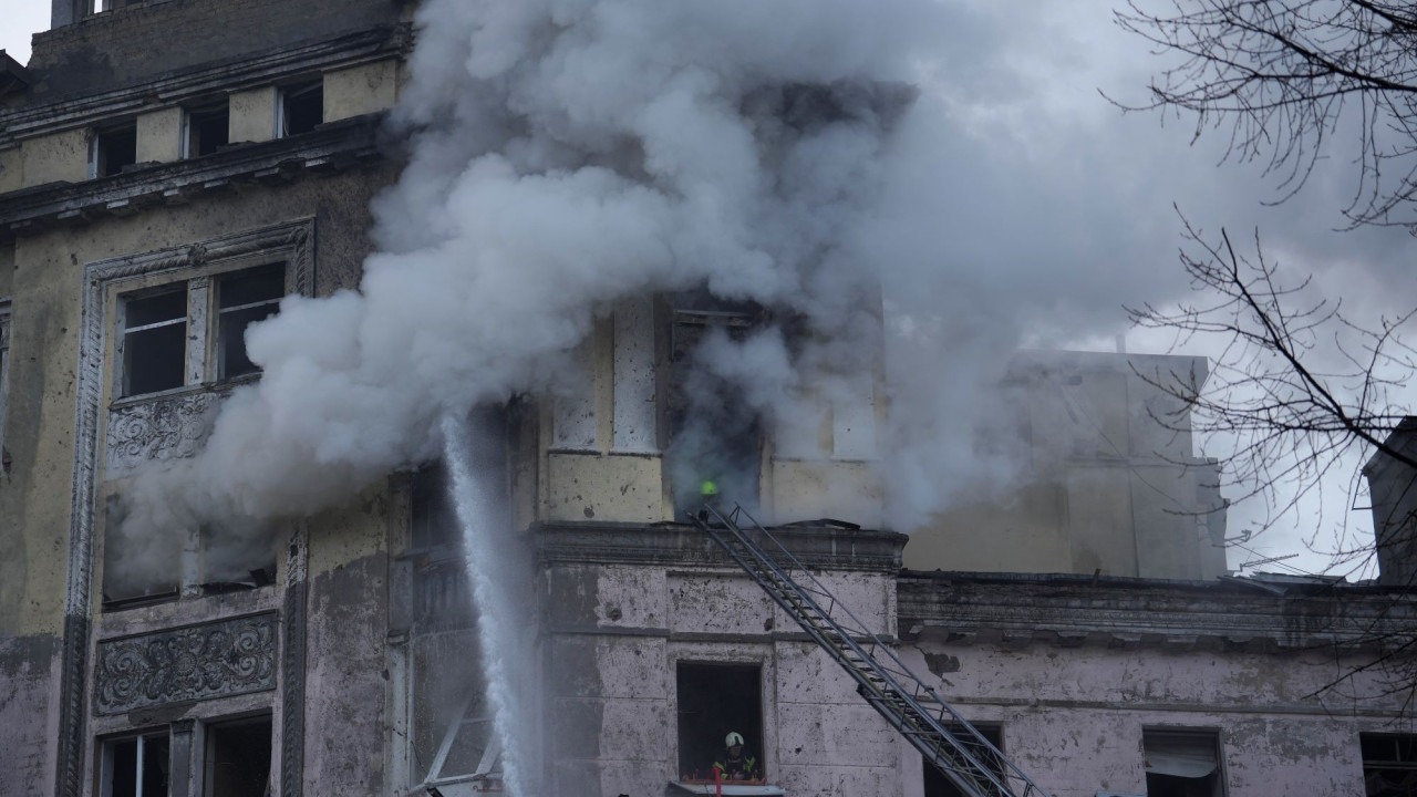 Οι ρωσικές δυνάμεις κατέλαβαν χωριό κοντά στην Αβντιίβκα – Μπαράζ ρωσικών επιθέσεων στο Κίεβο – Δείτε βίντεο