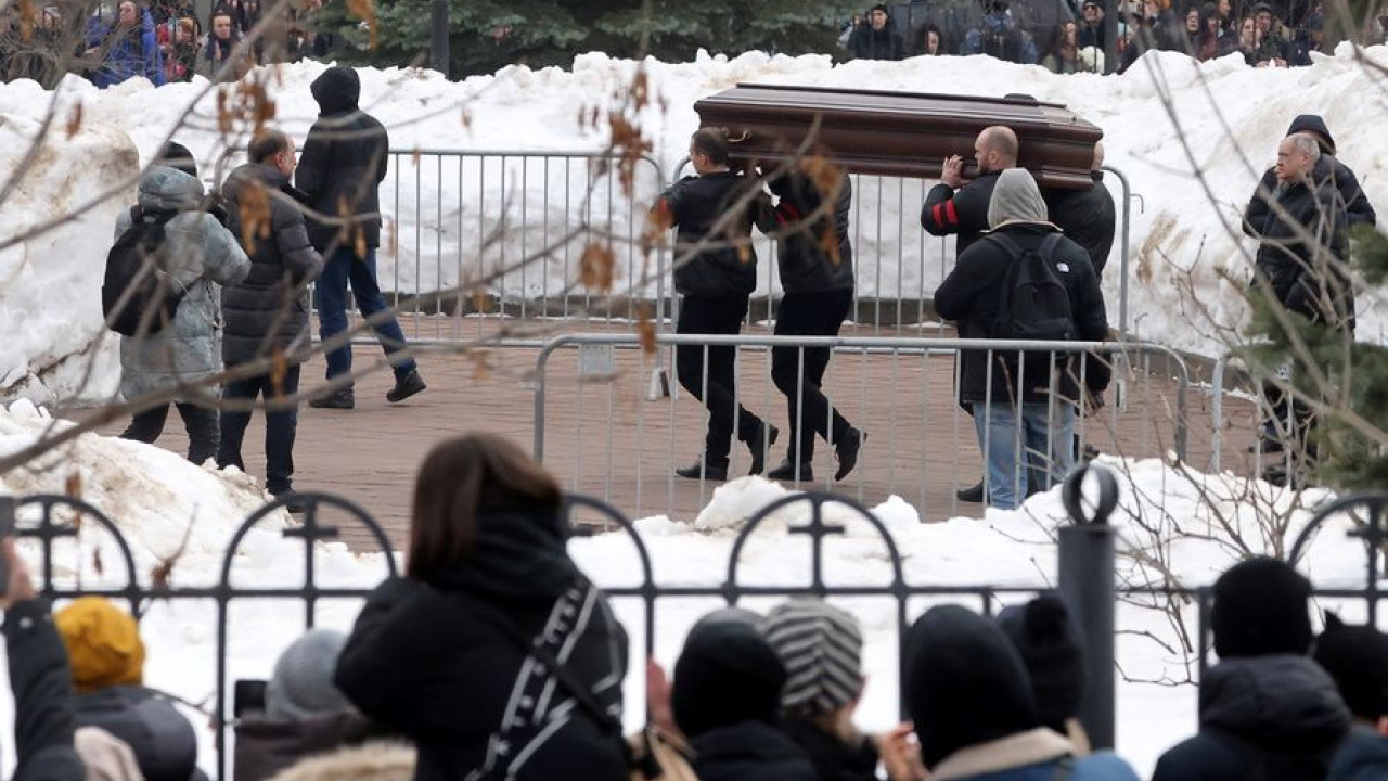 Χιλιάδες κόσμου αποχαιρετούν τον Ναβάλνι καθώς οδηγείται στην τελευταία του κατοικία – Live