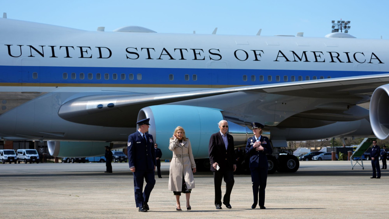 Air Force One προς δημοσιογραφικές αποστολές: Μην κλέβετε πράγματα από το αεροπλάνο