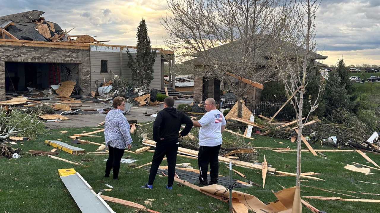 Πάνω από 100 ανεμοστρόβιλοι σάρωσαν τις κεντρικές ΗΠΑ – Πέντε νεκροί και τεράστιες καταστροφές – Βίντεο, φωτογραφίες