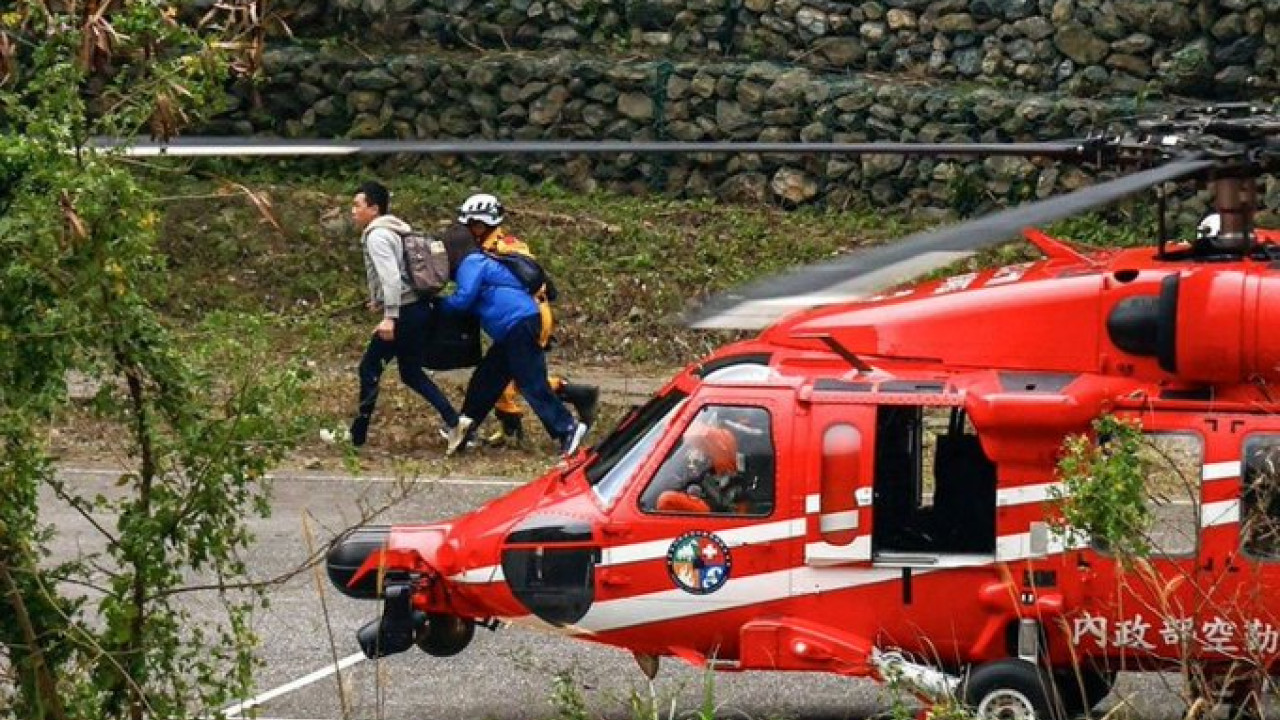 Στους 13 οι νεκροί από τον σεισμό των 7,4 βαθμών στην Ταϊβάν – Με ελικόπτερα απομακρύνονται οι εγκλωβισμένοι τουρίστες