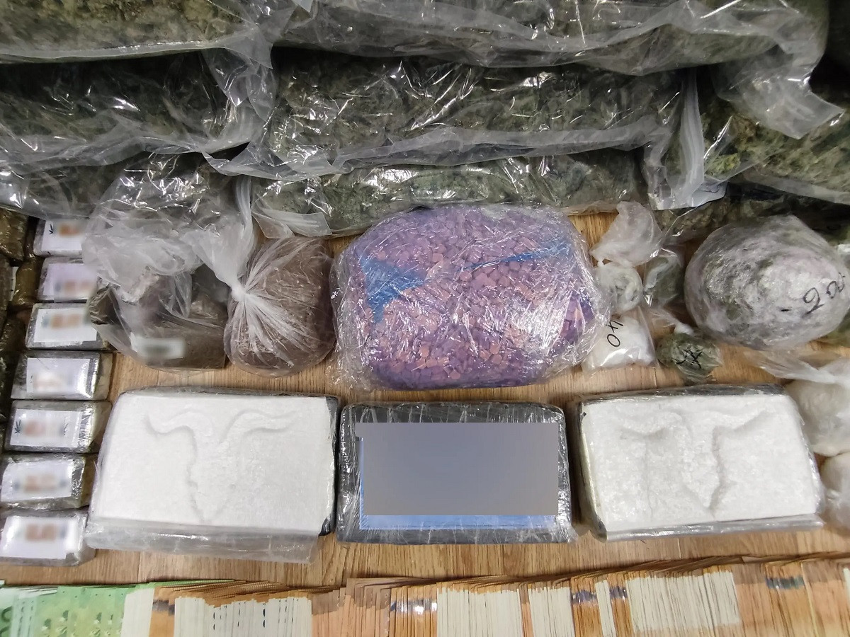 Πάνω από 49 κιλά κάνναβη και 6.500 χάπια Εcstasy, η «πραμάτεια» της σπείρας που διακινούσε ναρκωτικά στην Αθήνα