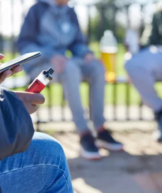 ΠΟΥ: Ολο και περισσότερα παιδιά στην εφηβεία, 11-15 ετών, πίνουν και καπνίζουν ηλεκτρονικό τσιγάρο 