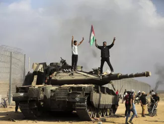 Απορρίπτει τη διεθνή έκκληση η Χαμάς: Μόνο αν λήξει ο πόλεμος θα απελευθερωθούν οι όμηροι