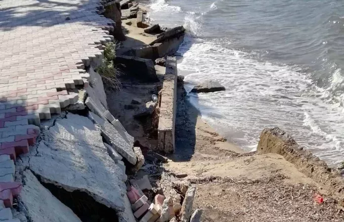 Χαλκιδική: Κατέρρευσε η παραλία της Νέας Ηράκλειας (φωτο - Vid)