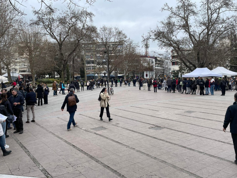 Λάρισα: Μεγάλη η συμμετοχή του κόσμου για προσφορά αίματος στους τραυματίες της τραγωδίας στα Τέμπη (Βίντεο)