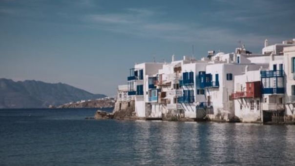 Mykonos Ston Dromo 18xronos Italos Me Korwnoio Den Ebriske Dwmatio Karantinas Skai